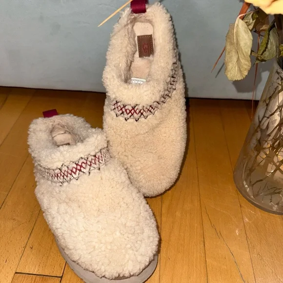 UGG Cream and Red Platform Shoes - Picture 2 of 7